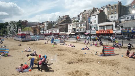 Aufnahmen-Vom-Strand-Von-Scarborough-Voller-Touristen-In-Der-Sonne,-North-Yorkshire-An-Einem-Sommertag-An-Einem-Geschäftigen-Wochenende-Mit-Familien,-Die-Den-Englischen-Küstenort-Genießen