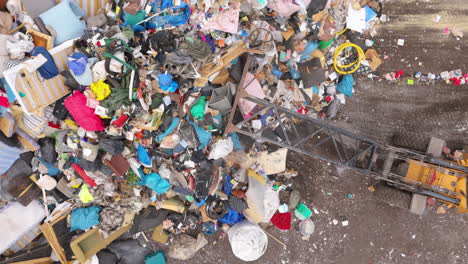 Una-Montaña-De-Basura-Incinerada-Que-Se-Está-Limpiando-En-Un-Centro-De-Reciclaje