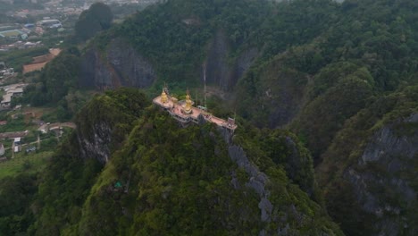 Imágenes-Aéreas-En-4k-De-Wat-Tham-Suea-En-Krabi,-Tailandia,-Asia,-Templo-De-La-Cueva-Del-Tigre,-Estatua-De-Buda