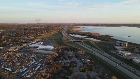 Tráfico-En-Lake-Hefner-Pkway-En-La-Orilla-Del-Lago-Hefner-Al-Amanecer-En-Oklahoma-City,-Oklahoma