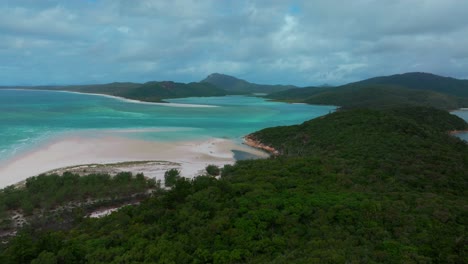 Vista-Aérea-Con-Drones-Del-Mirador-De-Hill-Inlet,-Isla-Whitsundays,-Extremo-Norte,-Playa-Whitehaven,-Queensland,-Australia,-Puerto-De-Airlie,-Parque-Nacional,-Impresionante-Océano-Turquesa-Claro,-Agua-Soleada,-Nublado,-Movimiento-A-La-Derecha