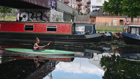 Remando-Más-Allá-Del-Número-90-De-Hackney-Wick,-Londres,-Reino-Unido