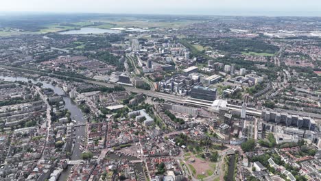 Leiden,-Holanda-Meridional,-Vista-Aérea-De-La-Ciudad-Con-Drones,-Edificios-E-Infraestructura-De-Estaciones-De-Tren