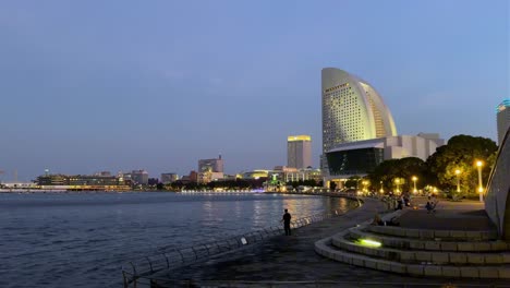 Dämmerungsansicht-Der-Uferpromenade-Von-Yokohama-Mit-Modernen-Gebäuden-Und-Ruhigem-Wasser