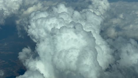 Vista-Panorámica-Del-Piloto-Volando-Sobre-Algunas-Nubes-Tormentosas,-Tal-Como-Lo-Ven-Los-Pilotos-De-Un-Avión-A-Nivel-De-Crucero.