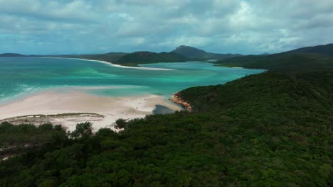 Vista-Aérea-Con-Drones-Desde-El-Mirador-De-Hill-Inlet,-Isla-Whitsundays,-Extremo-Norte,-Playa-Whitehaven,-Queensland,-Australia,-Puerto-De-Airlie,-Parque-Nacional,-Océano-Turquesa-Claro,-Agua,-Soleado,-Nublado,-Barcos,-Turistas,-Adelante