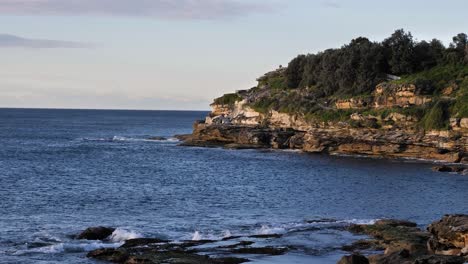 Vista-Media-Del-Parque-Mark&#39;s-En-South-Bondi-Desde-Bondi-Icebergs-Al-Amanecer