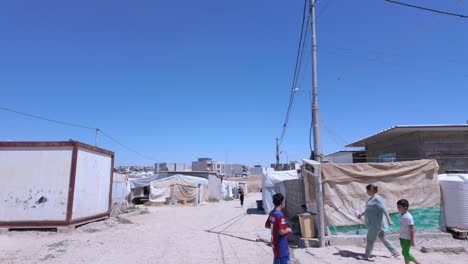 Niños-En-El-Campo-De-Refugiados-De-Sharya,-Cerca-De-Duhok,-En-El-Kurdistán-Iraquí