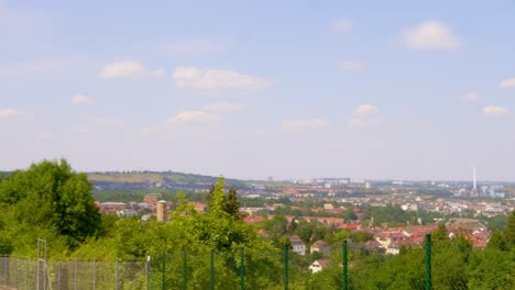 Vista-Panorámica-Del-Paisaje-Urbano-De-Stuttgart,-Una-Gran-Ciudad-Alemana,-Con-Un-Horizonte-Azul-Y-Nubes-Algodonosas