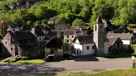 Charmante-Luftaufnahme-Eines-Traditionellen-Dorfes-Im-Maggiatal-Vallemaggia,-Tessin,-Schweiz