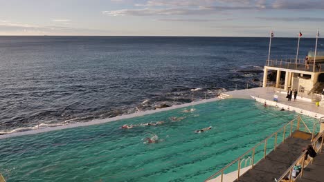 Amplia-Vista-Sobre-La-Piscina-De-Los-Icebergs-De-Bondi-Mirando-Hacia-El-Océano-Al-Amanecer.