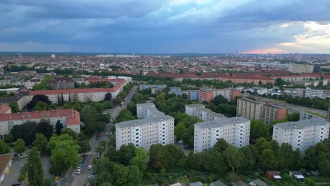 Fußballfelder-Umgeben-Von-Einer-Städtischen-Stadtlandschaft-Mit-Untergehender-Sonne,-Die-Einen-Warmen-Schein-Verbreitet