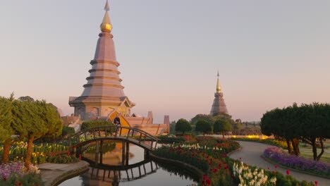 Imágenes-Aéreas-En-4k-De-Pagodas-En-Doi-Inthanon-Durante-Una-Puesta-De-Sol,-Chiang-Mai,-Tailandia,-Asia