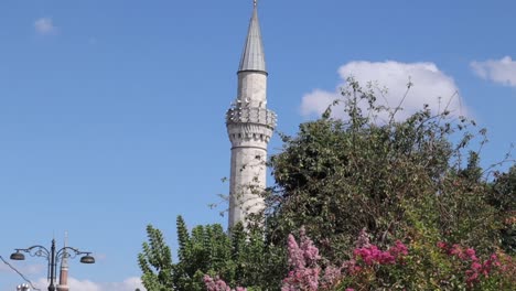 Observing-the-minaret-of-an-Ottoman-style-mosque-in-Istanbul,-Turkey