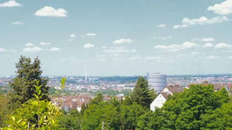 Vista-De-Una-Caldera-De-Gas-En-La-Ciudad-De-Stuttgart,-Alemania,-Con-Nubes-De-Algodón-En-El-Horizonte