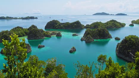 Wunderschönes-Panorama-Des-Pianemo-Archipels-In-Raja-Ampat,-Indonesien,-Mit-Der-Kamera-Nach-Links-Schwenkend