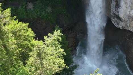 Cascada-Bergli-Stüber-Que-Cae-En-Una-Piscina-Rodeada-De-Vegetación-En-Fätschbach,-Glarus-Süd,-Suiza