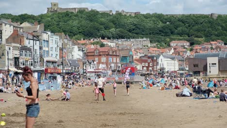 Aufnahmen-Vom-Strand-Von-Scarborough,-North-Yorkshire-An-Einem-Sommertag-An-Einem-Geschäftigen-Wochenende-Mit-Familien,-Die-Den-Englischen-Küstenort-Genießen