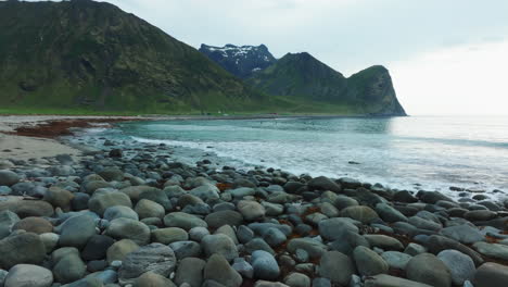 Gedreht-In-Der-Nähe-Der-Felsen-Von-Unstad-Beach-Auf-Den-Lofoten-Inseln,-Norwegen