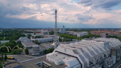 El-Horizonte-De-Berlín-Muestra-La-Icónica-Torre-De-Radio-Y-El-Recinto-Ferial,-La-Historia-Y-La-Modernidad