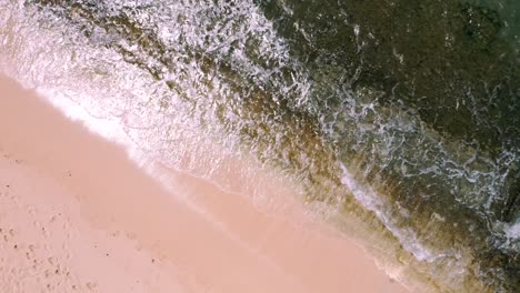 Toma-Aérea-De-Las-Olas-Rompiendo-En-La-Playa-Cromwells-En-Kahala,-Oahu,-Hawái