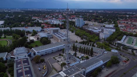 Die-Skyline-Von-Berlin-Mit-Dem-Berühmten-Funkturm-Und-Dem-Messegelände,-Geschichte-Und-Moderne