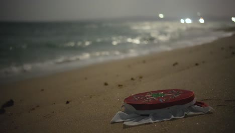 Mujer-Crea-Arte-Textil-único-Con-Motivo-De-Tortuga-Carey-En-Marco-De-Madera,-Vida-De-Aldea,-Región-Del-Golfo-Pérsico,-Qatar,-Irán,-Noche,-Playa,-Verano,-Costura-Detallada,-Cultura-Costera,-Artesanía-Especializada,-Tradición,-Emiratos-Árabes-Unidos