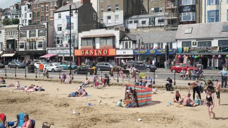 Aufnahmen-Vom-Strand-Von-Scarborough-Voller-Touristen-In-Der-Sonne,-North-Yorkshire-An-Einem-Sommertag-An-Einem-Geschäftigen-Wochenende-Mit-Familien,-Die-Den-Englischen-Küstenort-Genießen