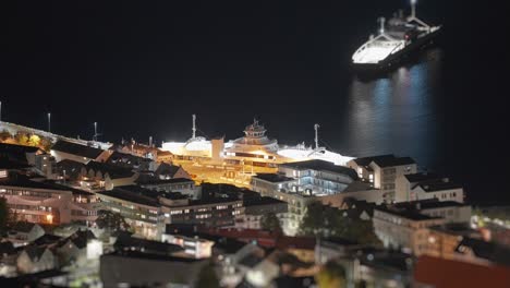 Malerische-Aussicht-Auf-Eine-Stadt-Und-Den-Hafen,-Mit-Straßen-Und-Gebäuden,-Die-Vor-Dem-Nachthimmel-Beleuchtet-Sind