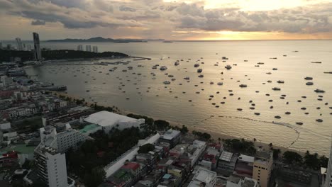 Drone-Volando-Sobre-Pattaya,-Tailandia,-Al-Atardecer