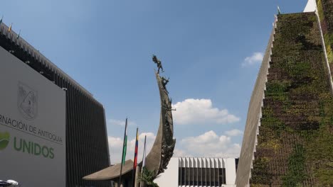 Monumento-A-La-Raza-Y-Edificios-Del-Centro-Administrativo-De-La-Alpujarra-En-El-Centro-De-Medellín,-Colombia