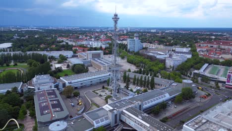 Die-Skyline-Von-Berlin-Mit-Dem-Berühmten-Funkturm-Und-Dem-Messegelände,-Geschichte-Und-Moderne