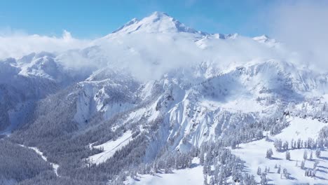 Expansive-aerial-landscape-shot-of-snow-covered-mountains-in-Washington-State