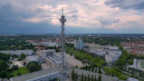 Die-Skyline-Von-Berlin-Mit-Dem-Berühmten-Funkturm-Und-Dem-Messegelände,-Geschichte-Und-Moderne