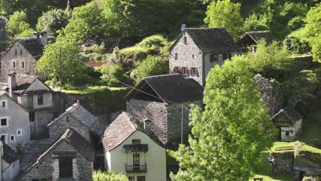 Luftaufnahme-Der-Traditionell-Gebauten-Häuser-Im-Dorf-Maggiatal-Vallemaggia,-Tessin,-Schweiz