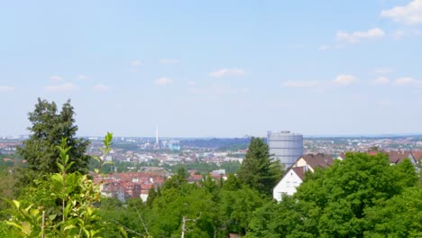 Paisaje-Urbano-Alemán-Con-Vista-A-Un-Gigantesco-Depósito-De-Gas-Y-Un-Verde-Primer-Plano