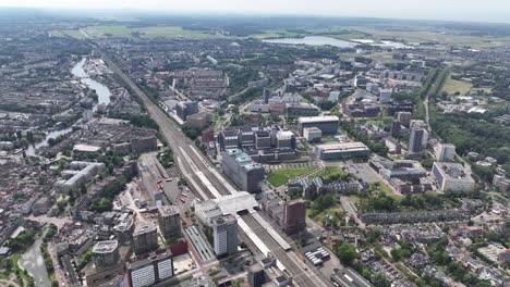 Leiden,-Holanda-Meridional,-Vista-Aérea-De-La-Ciudad-Con-Drones,-Edificios-E-Infraestructura-De-Estaciones-De-Tren