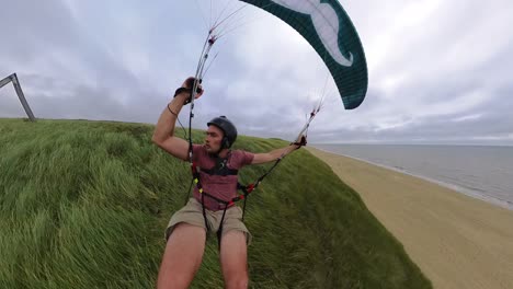 Emocionante-Vista-Frontal-En-FPV-De-Un-Parapente-Volando-A-Gran-Velocidad-Sobre-Las-Dunas-Costeras-Holandesas