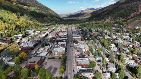 Aerial-Town-View-of-Telluride,-Colorado-with-Yellow-and-Green-Trees