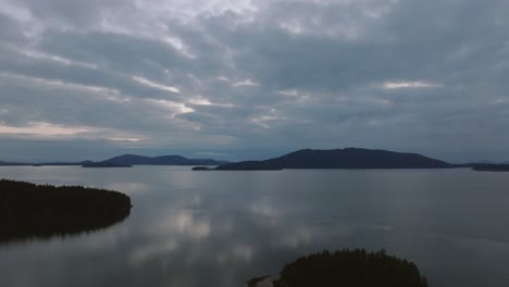 Wide-pulling-out-shot-of-the-Bellingham-Bay-in-Washington-State