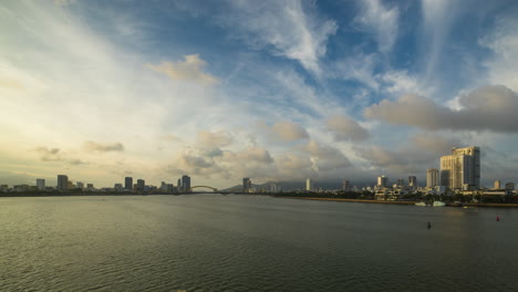 Paisaje-Urbano-De-Da-Nang-Con-Un-Horizonte-Dinámico-Junto-Al-Agua,-Vietnam