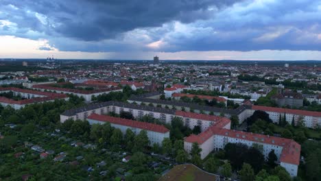 Paisaje-Urbano-Europeo-Moderno-Con-Edificios-Residenciales,-Una-Autopista-Y-Exuberantes-Espacios-Verdes,-Bajo-Un-Cielo-Nublado-Al-Atardecer.