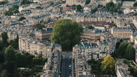 Vista-De-Aproximación-A-La-Rotonda-En-Bath,-Inglaterra,-Con-Edificios-Históricos