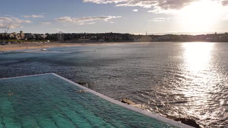 Vista-Amplia-Sobre-La-Piscina-De-Bondi-Icebergs-Mirando-Hacia-La-Playa-De-Bondi-Al-Amanecer