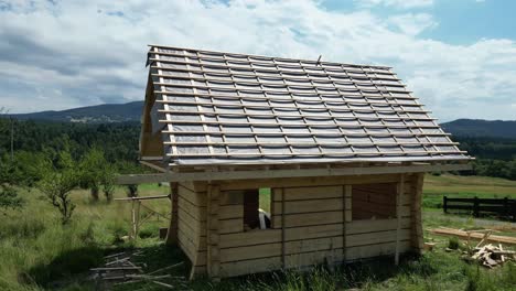 Casa-De-Madera-En-Construcción,-Hecha-De-Troncos-Y-Ubicada-En-Un-Hermoso-Paisaje-Durante-Un-Hermoso-Día.