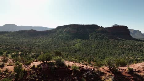 Wide-Green-Forest-And-Red-Rock-Mountain-Reveal-In-Sedona,-Arizona,-Aerial-View