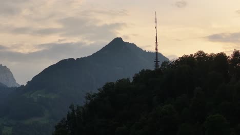 Vista-Aérea-De-La-Torre-De-Televisión-Situada-En-Una-Colina-En-Glaris-Nord,-Suiza