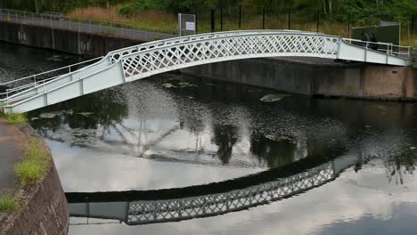 Puente-Peatonal-En-El-Parque-Olímpico-Queen-Elizabeth,-Londres,-Reino-Unido