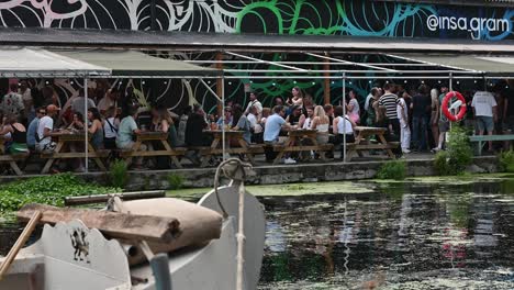 Comida-Y-Bebida-Junto-Al-Río-En-Hackney,-Londres,-Reino-Unido