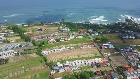 Vista-Aérea-De-La-Costa-De-Canggu-Y-Propiedades-Inmobiliarias-Junto-Al-Océano-Índico,-Bali